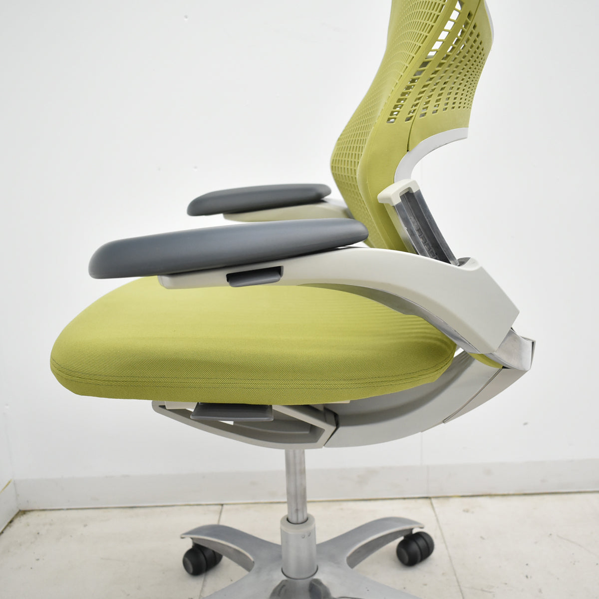 【中古】Knoll　ジェネレーション　可動肘（ハイパフォーマンス肘）ポリッシュ脚　グリーン　2025121704【中古オフィス家具】