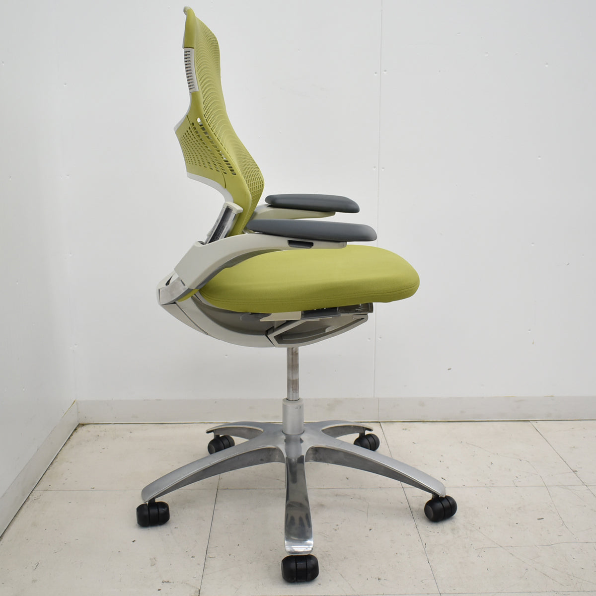 【中古】Knoll　ジェネレーション　可動肘（ハイパフォーマンス肘）ポリッシュ脚　グリーン　2025121704【中古オフィス家具】