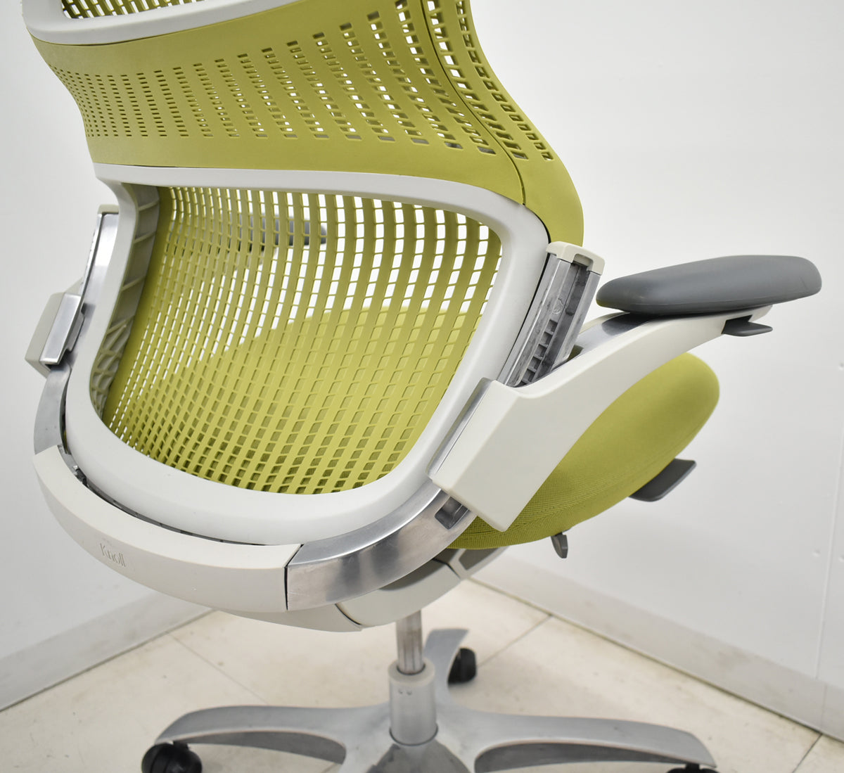 【中古】Knoll　ジェネレーション　可動肘（ハイパフォーマンス肘）ポリッシュ脚　グリーン　2025121704【中古オフィス家具】