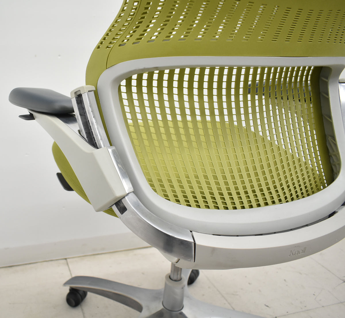 【中古】Knoll　ジェネレーション　可動肘（ハイパフォーマンス肘）ポリッシュ脚　グリーン　2025121704【中古オフィス家具】