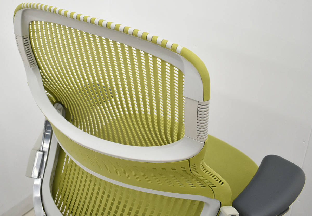 【中古】Knoll　ジェネレーション　可動肘（ハイパフォーマンス肘）ポリッシュ脚　グリーン　2025121704【中古オフィス家具】