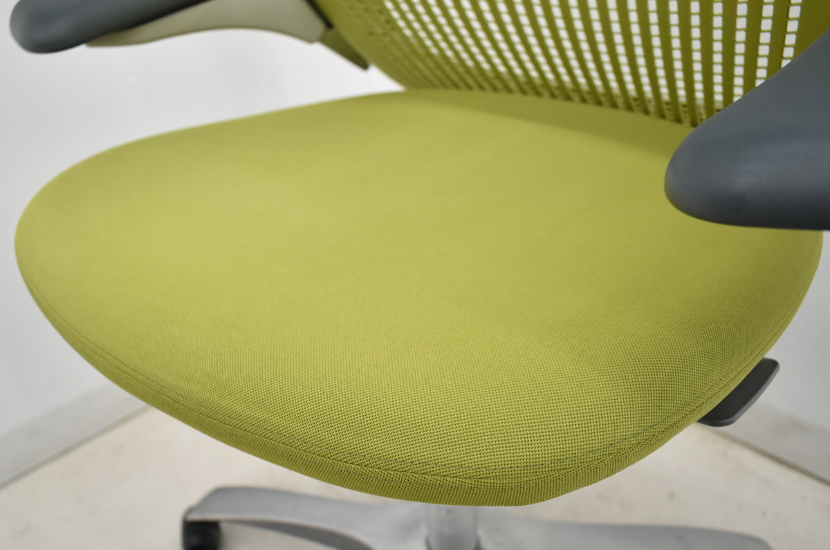 【中古】Knoll　ジェネレーション　可動肘（ハイパフォーマンス肘）ポリッシュ脚　グリーン　2025121704【中古オフィス家具】