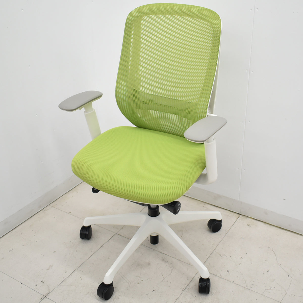 【中古】オカムラ　シルフィー　ハイバック　可動肘　ランバーサポート　バックカーブアジャスト　前傾機能　ライムグリーン　2025121705【中古オフィス家具】