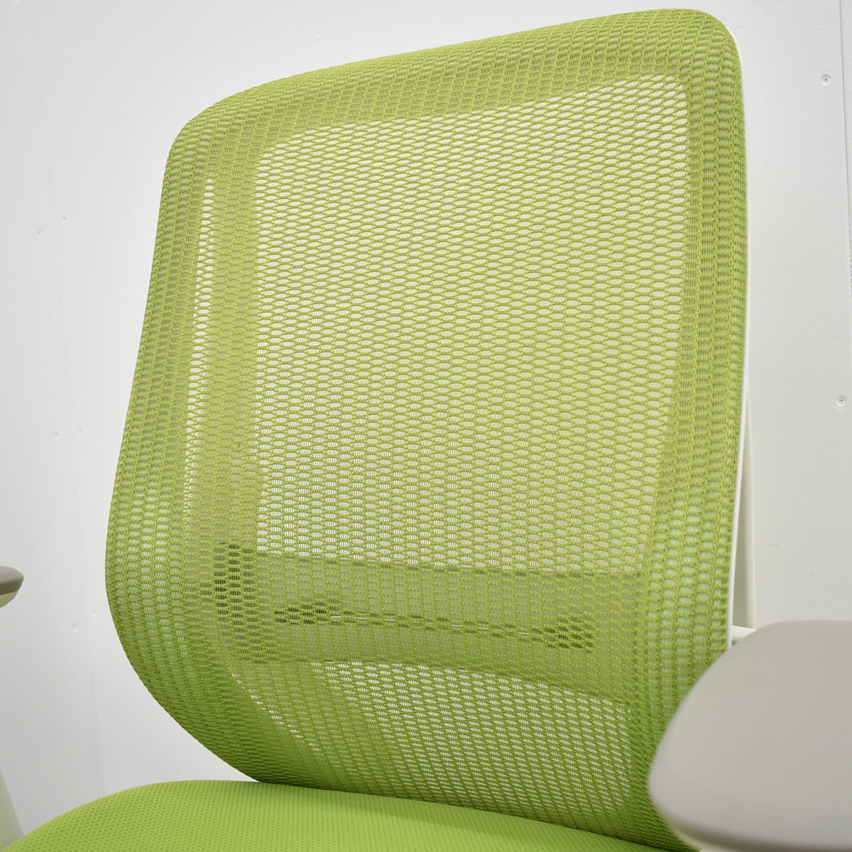 【中古】オカムラ　シルフィー　ハイバック　可動肘　ランバーサポート　バックカーブアジャスト　前傾機能　ライムグリーン　2025121705【中古オフィス家具】