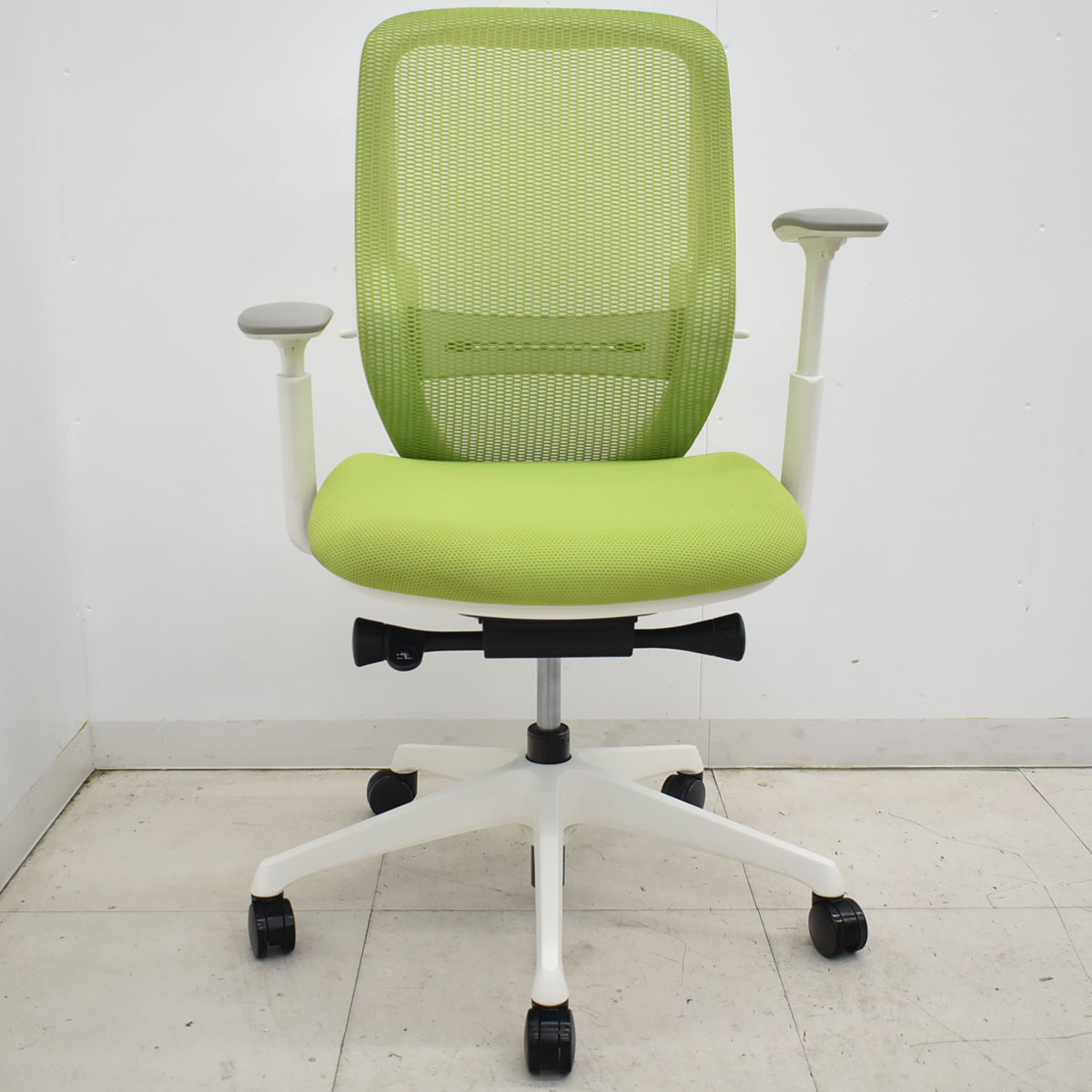 【中古】オカムラ　シルフィー　ハイバック　可動肘　ランバーサポート　バックカーブアジャスト　前傾機能　ライムグリーン　2025121705【中古オフィス家具】