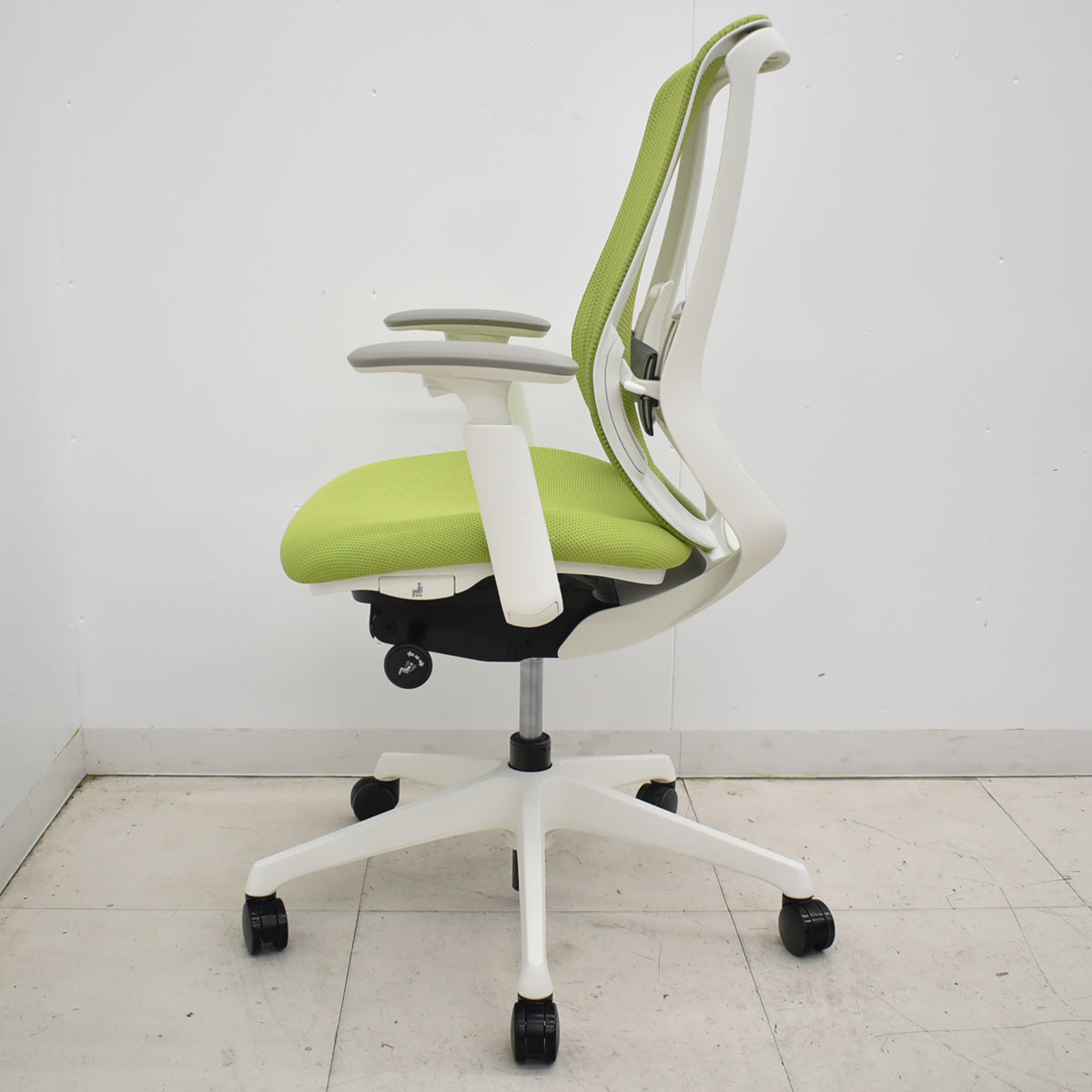 【中古】オカムラ　シルフィー　ハイバック　可動肘　ランバーサポート　バックカーブアジャスト　前傾機能　ライムグリーン　2025121705【中古オフィス家具】