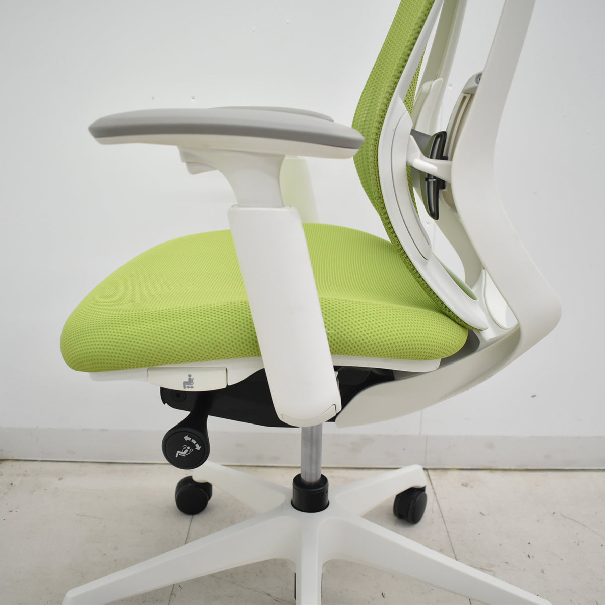 【中古】オカムラ　シルフィー　ハイバック　可動肘　ランバーサポート　バックカーブアジャスト　前傾機能　ライムグリーン　2025121705【中古オフィス家具】