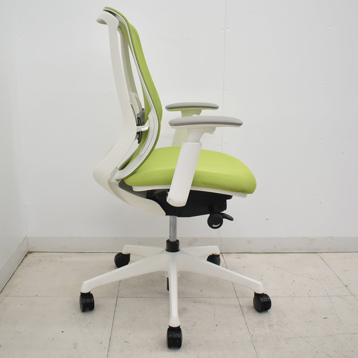 【中古】オカムラ　シルフィー　ハイバック　可動肘　ランバーサポート　バックカーブアジャスト　前傾機能　ライムグリーン　2025121705【中古オフィス家具】