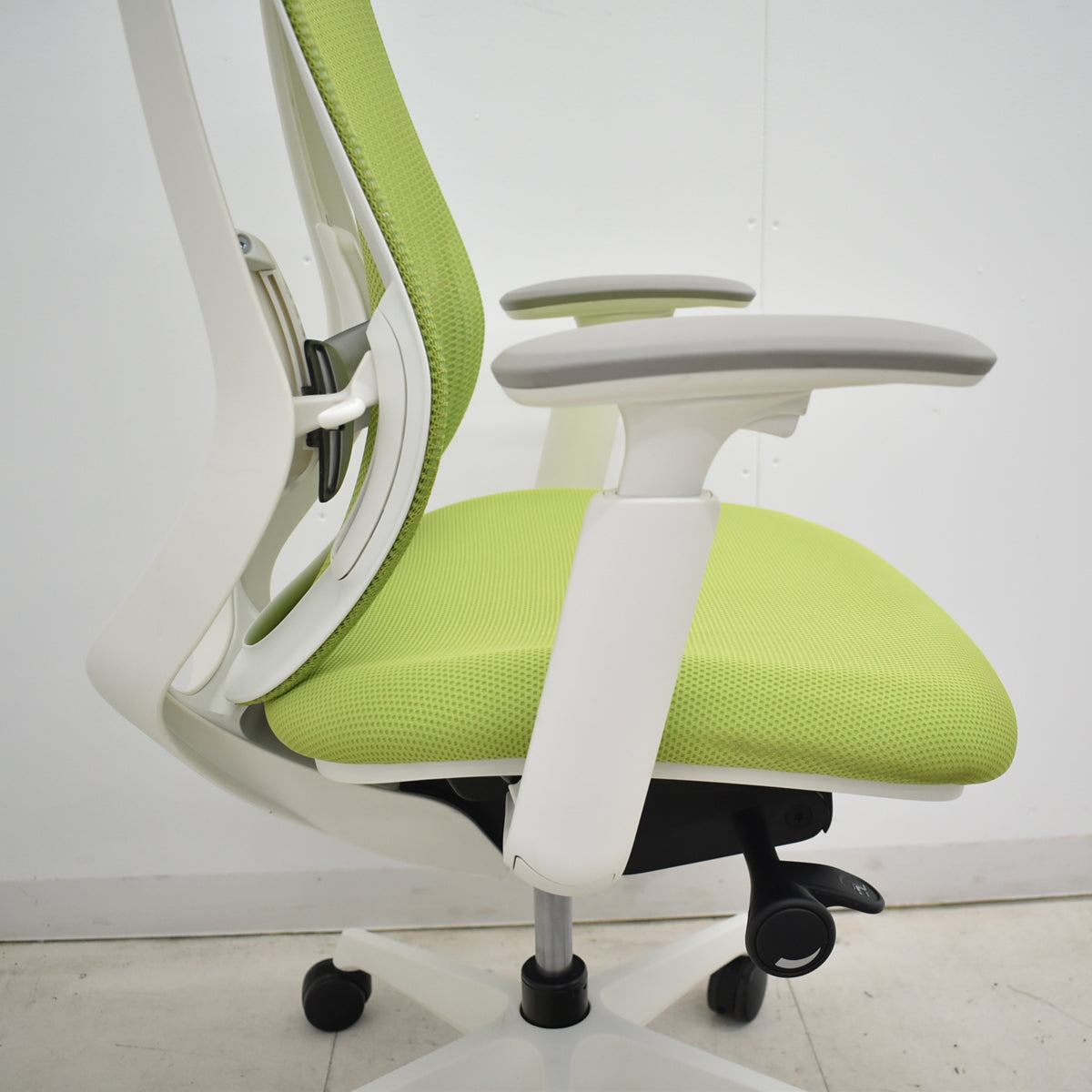 【中古】オカムラ　シルフィー　ハイバック　可動肘　ランバーサポート　バックカーブアジャスト　前傾機能　ライムグリーン　2025121705【中古オフィス家具】