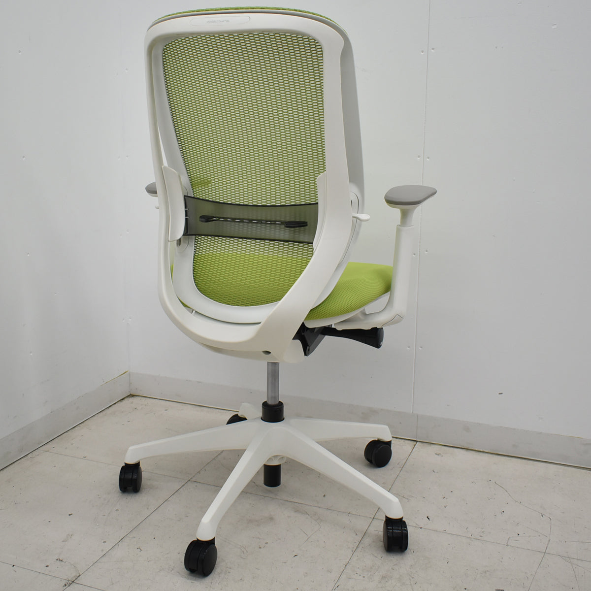 【中古】オカムラ　シルフィー　ハイバック　可動肘　ランバーサポート　バックカーブアジャスト　前傾機能　ライムグリーン　2025121705【中古オフィス家具】