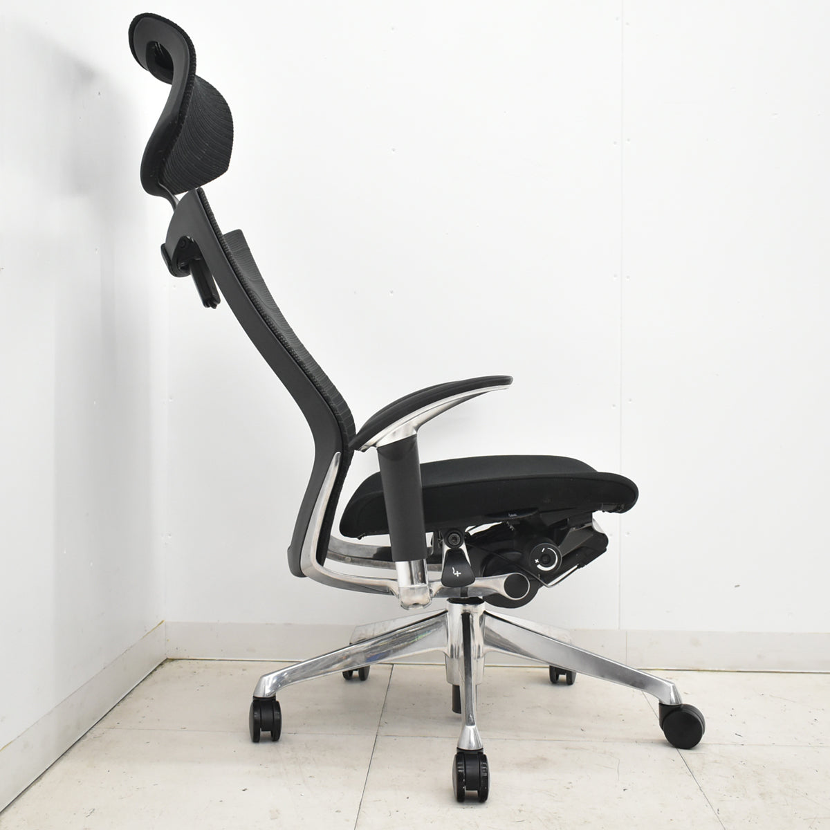 【中古】オカムラ　バロン　エクストラハイバック　可動ヘッドレスト　グラデーションメッシュ（ヘッドレストはグラデーションメッシュではありません）ポリッシュ　ブラック　2025121801【中古オフィス家具】