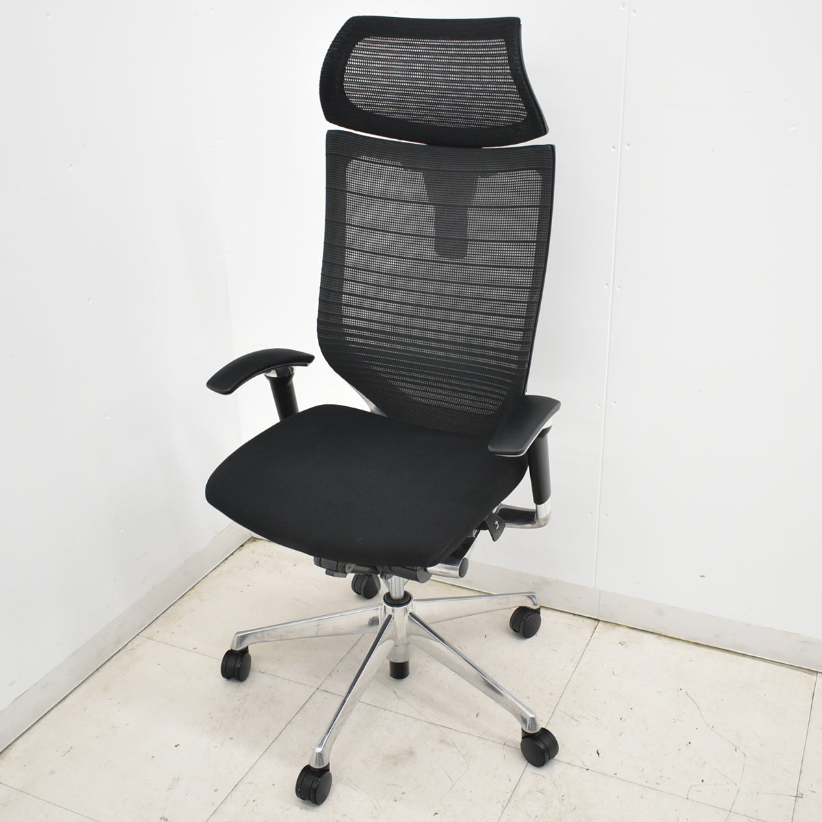 【中古】オカムラ　バロン　エクストラハイバック　可動ヘッドレスト　グラデーションメッシュ（ヘッドレストはグラデーションメッシュではありません）ポリッシュ　ブラック　2025121801【中古オフィス家具】