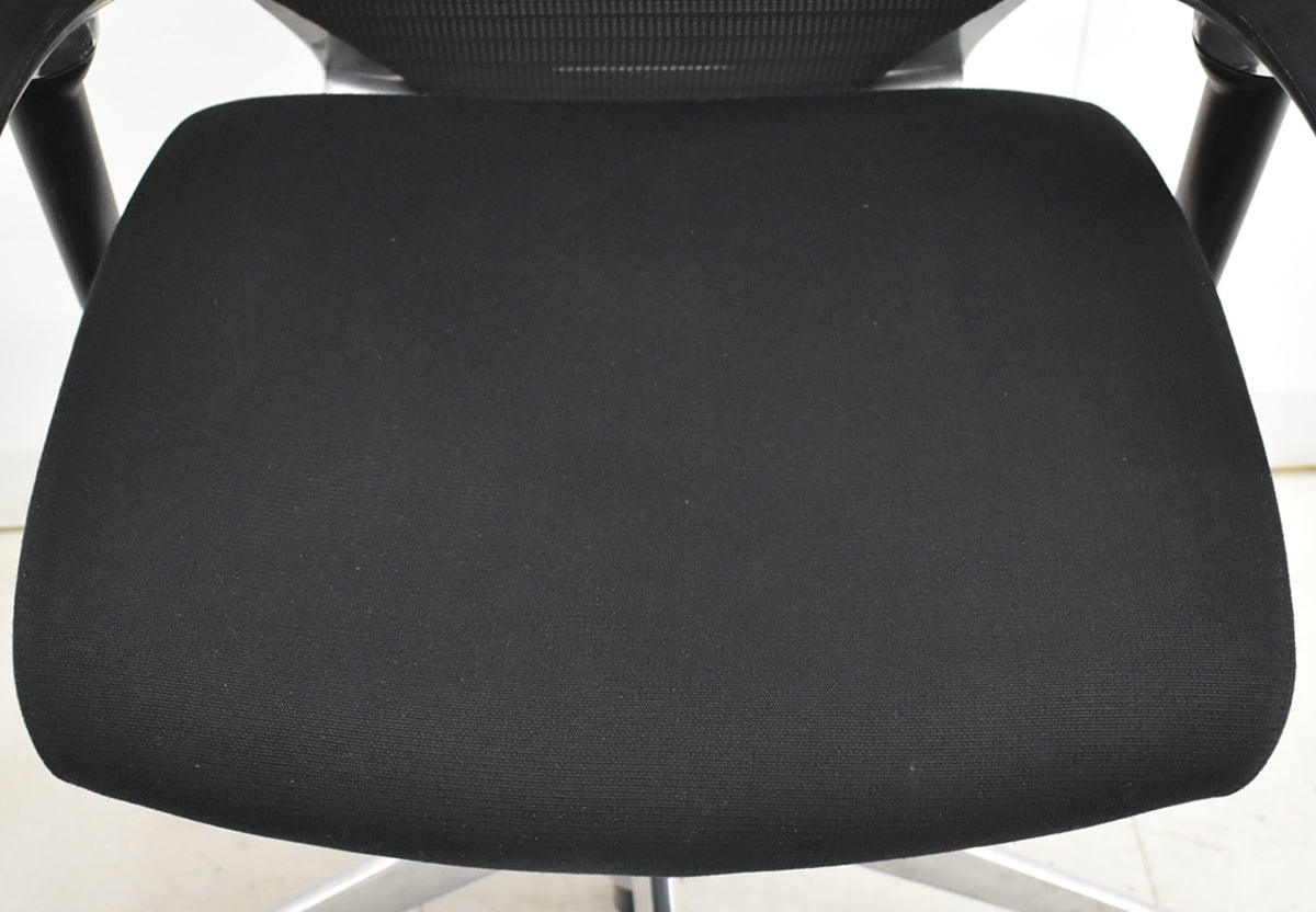 【中古】オカムラ　バロン　エクストラハイバック　可動ヘッドレスト　グラデーションメッシュ（ヘッドレストはグラデーションメッシュではありません）ポリッシュ　ブラック　2025121801【中古オフィス家具】