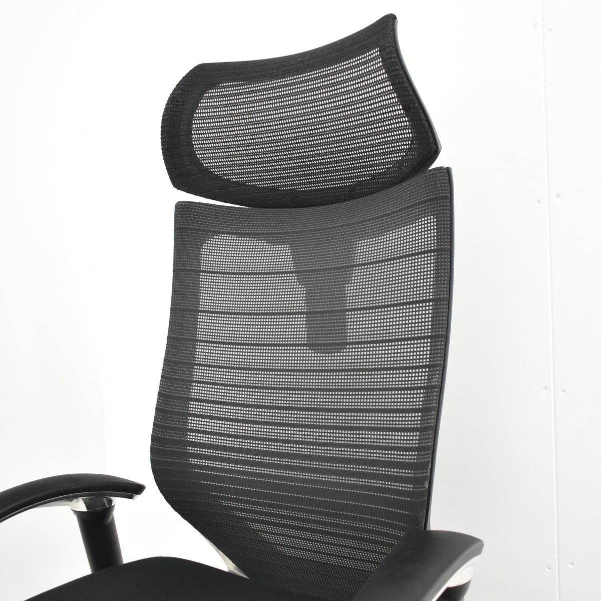【中古】オカムラ　バロン　エクストラハイバック　可動ヘッドレスト　グラデーションメッシュ（ヘッドレストはグラデーションメッシュではありません）ポリッシュ　ブラック　2025121801【中古オフィス家具】