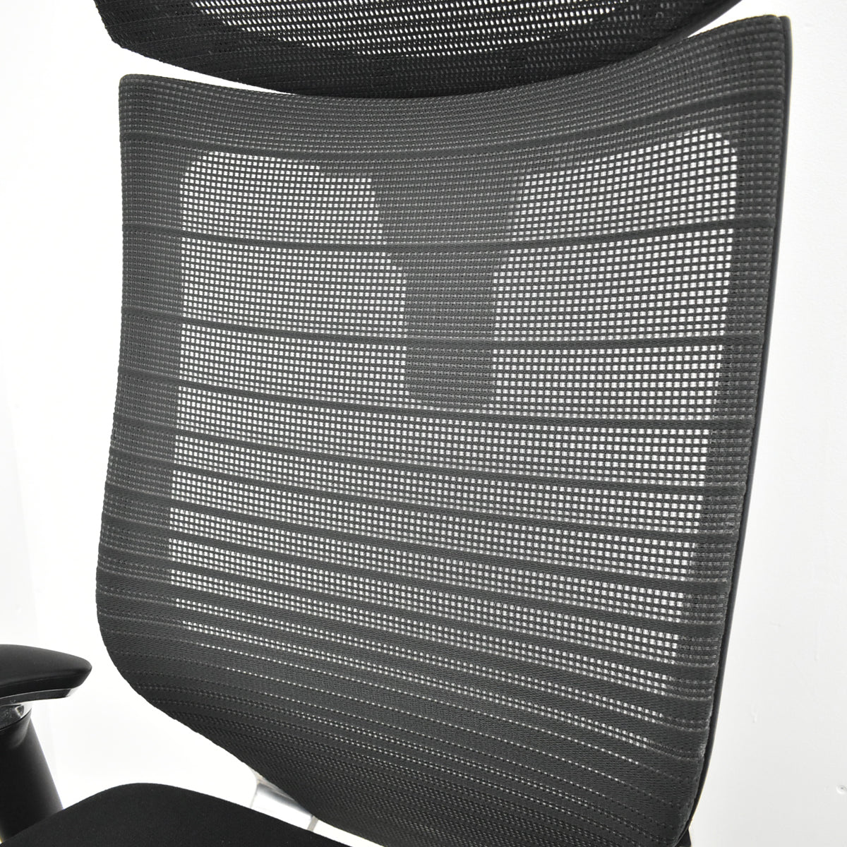 【中古】オカムラ　バロン　エクストラハイバック　可動ヘッドレスト　グラデーションメッシュ（ヘッドレストはグラデーションメッシュではありません）ポリッシュ　ブラック　2025121801【中古オフィス家具】