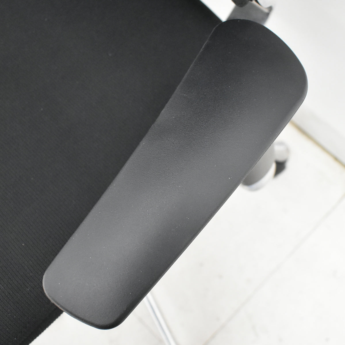 【中古】オカムラ　バロン　エクストラハイバック　可動ヘッドレスト　グラデーションメッシュ（ヘッドレストはグラデーションメッシュではありません）ポリッシュ　ブラック　2025121801【中古オフィス家具】