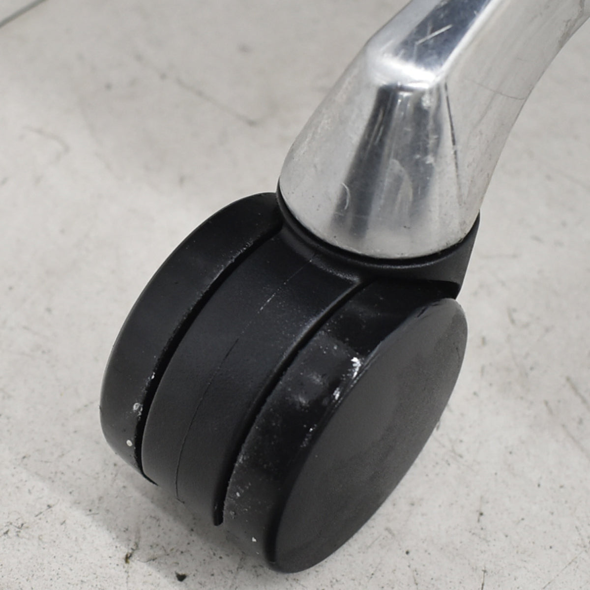 【中古】オカムラ　バロン　エクストラハイバック　可動ヘッドレスト　グラデーションメッシュ（ヘッドレストはグラデーションメッシュではありません）ポリッシュ　ブラック　2025121801【中古オフィス家具】