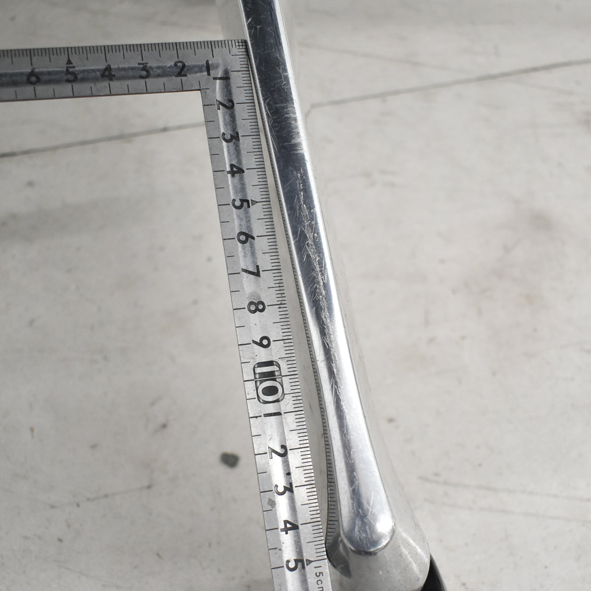 【中古】オカムラ　バロン　エクストラハイバック　可動ヘッドレスト　グラデーションメッシュ（ヘッドレストはグラデーションメッシュではありません）ポリッシュ　ブラック　2025121801【中古オフィス家具】