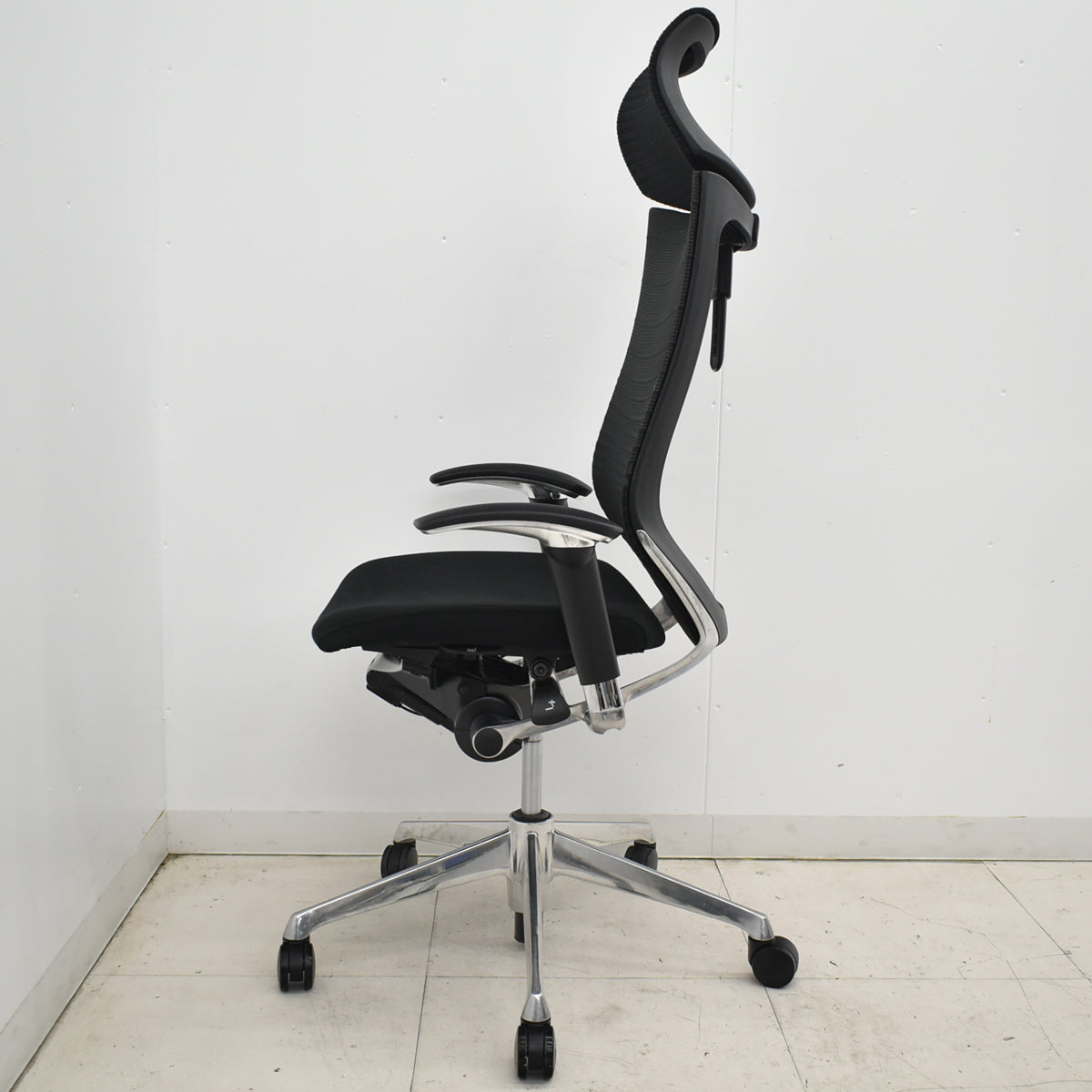 【中古】オカムラ　バロン　エクストラハイバック　可動ヘッドレスト　グラデーションメッシュ（ヘッドレストはグラデーションメッシュではありません）ポリッシュ　ブラック　2025121801【中古オフィス家具】