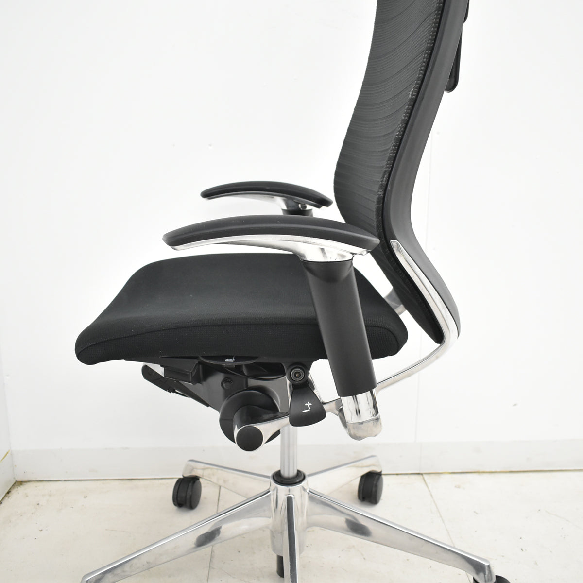 【中古】オカムラ　バロン　エクストラハイバック　可動ヘッドレスト　グラデーションメッシュ（ヘッドレストはグラデーションメッシュではありません）ポリッシュ　ブラック　2025121801【中古オフィス家具】