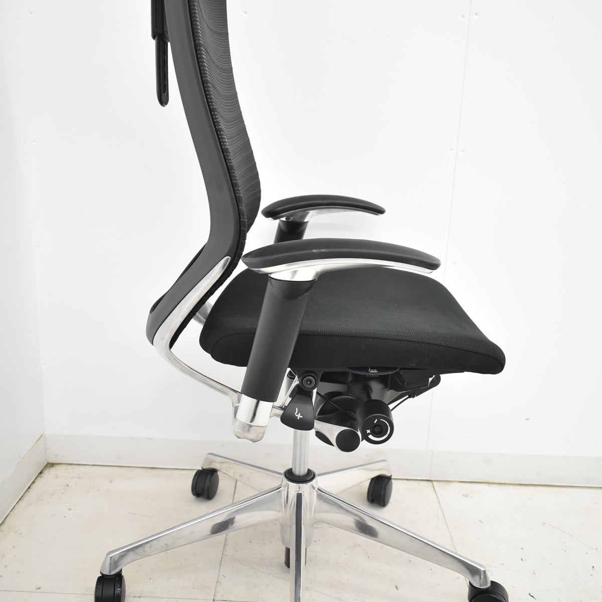 【中古】オカムラ　バロン　エクストラハイバック　可動ヘッドレスト　グラデーションメッシュ（ヘッドレストはグラデーションメッシュではありません）ポリッシュ　ブラック　2025121801【中古オフィス家具】