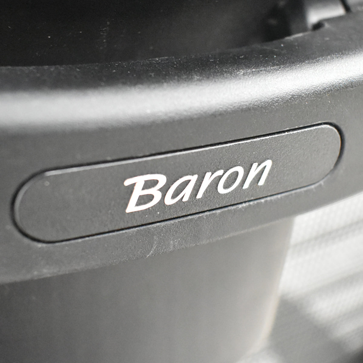 【中古】オカムラ　バロン　エクストラハイバック　可動ヘッドレスト　グラデーションメッシュ（ヘッドレストはグラデーションメッシュではありません）ポリッシュ　ブラック　2025121801【中古オフィス家具】