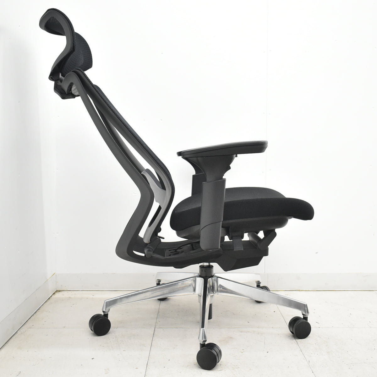 【中古】コクヨ　デュオラ　エクストラハイバック　可動ヘッドレスト　可動肘　クランクスライドアーム　ランバーサポート　ポリッシュ　ブラック　2025121802【中古オフィス家具】