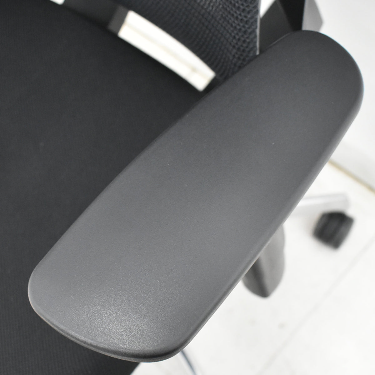 【中古】コクヨ　デュオラ　エクストラハイバック　可動ヘッドレスト　可動肘　クランクスライドアーム　ランバーサポート　ポリッシュ　ブラック　2025121802【中古オフィス家具】