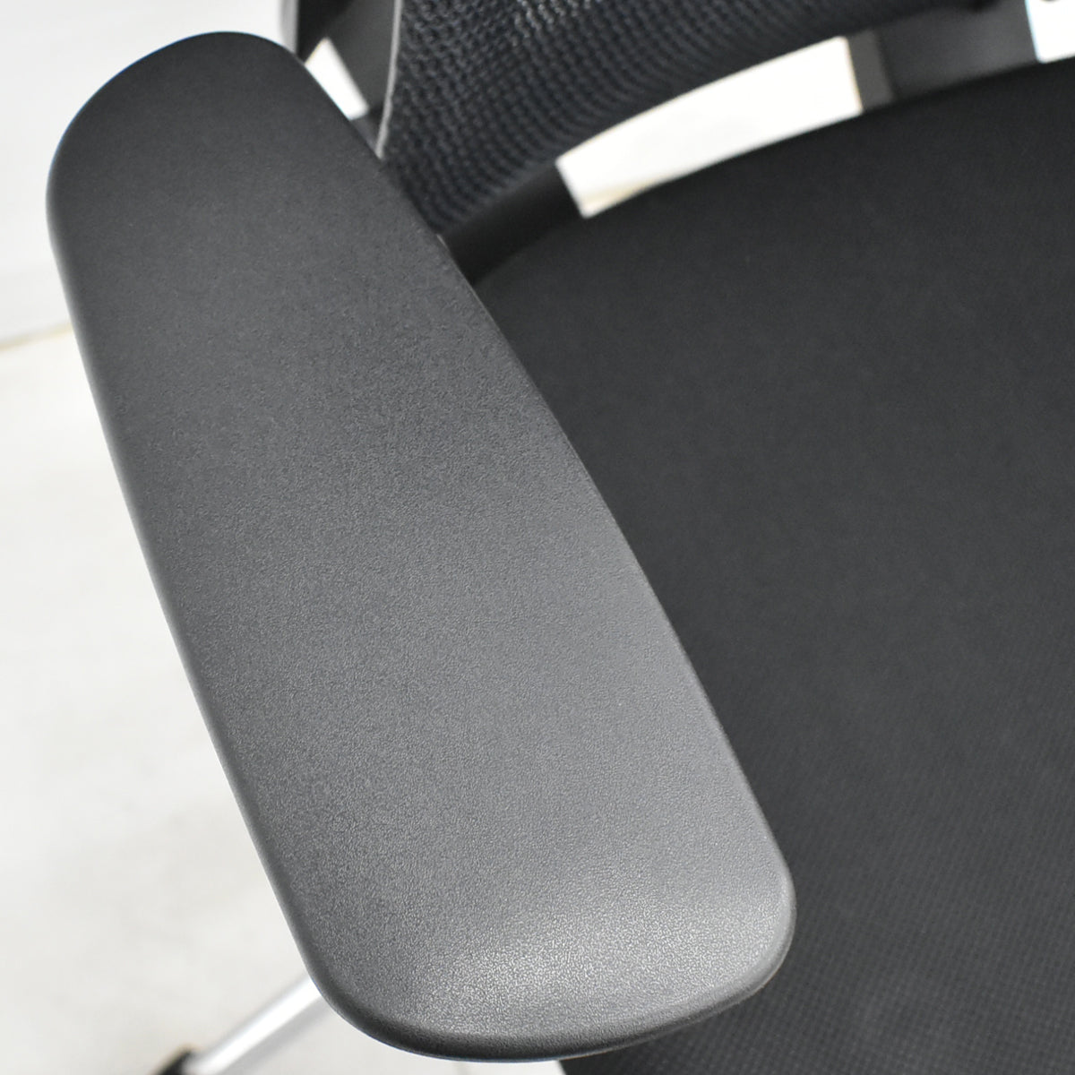 【中古】コクヨ　デュオラ　エクストラハイバック　可動ヘッドレスト　可動肘　クランクスライドアーム　ランバーサポート　ポリッシュ　ブラック　2025121802【中古オフィス家具】