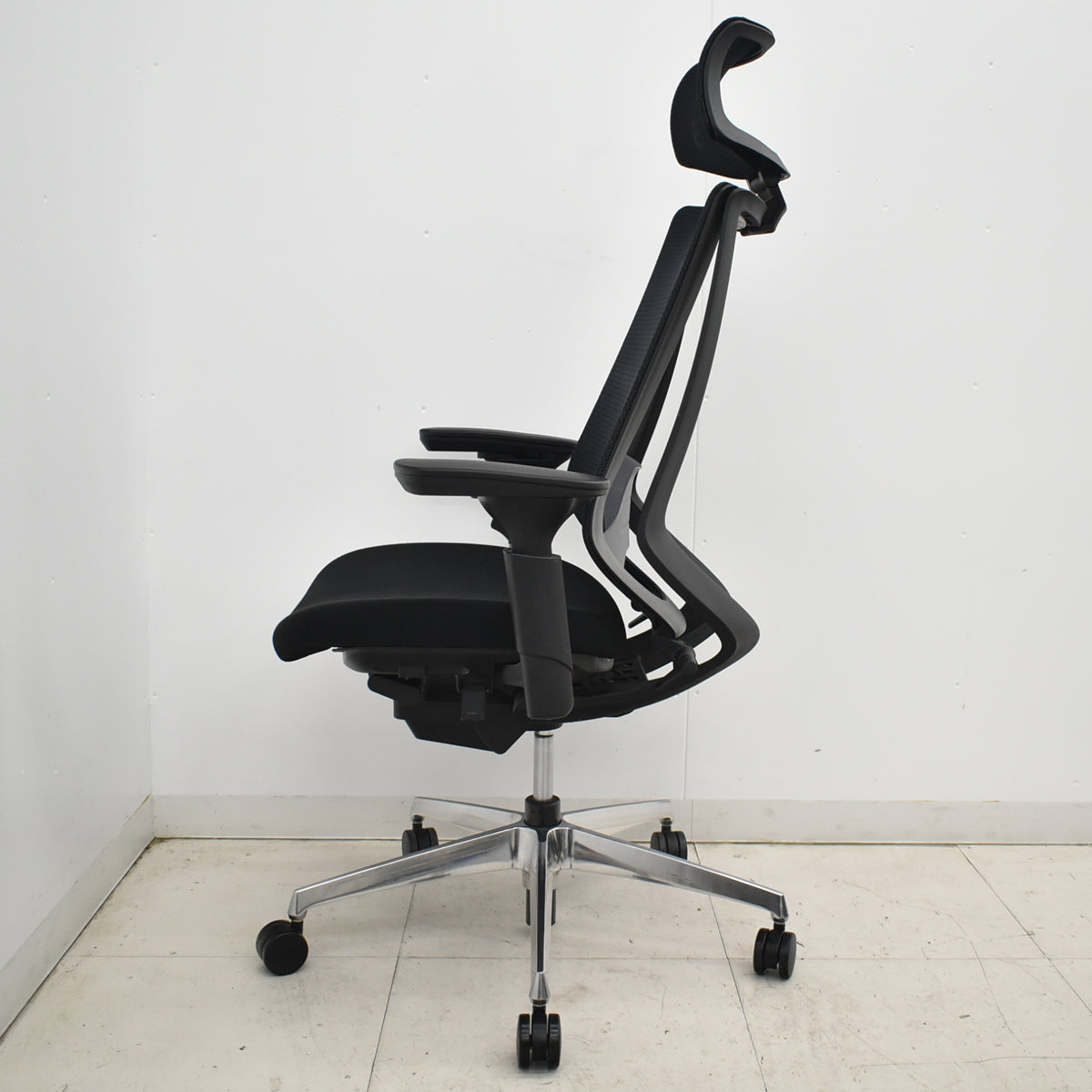 【中古】コクヨ　デュオラ　エクストラハイバック　可動ヘッドレスト　可動肘　クランクスライドアーム　ランバーサポート　ポリッシュ　ブラック　2025121802【中古オフィス家具】