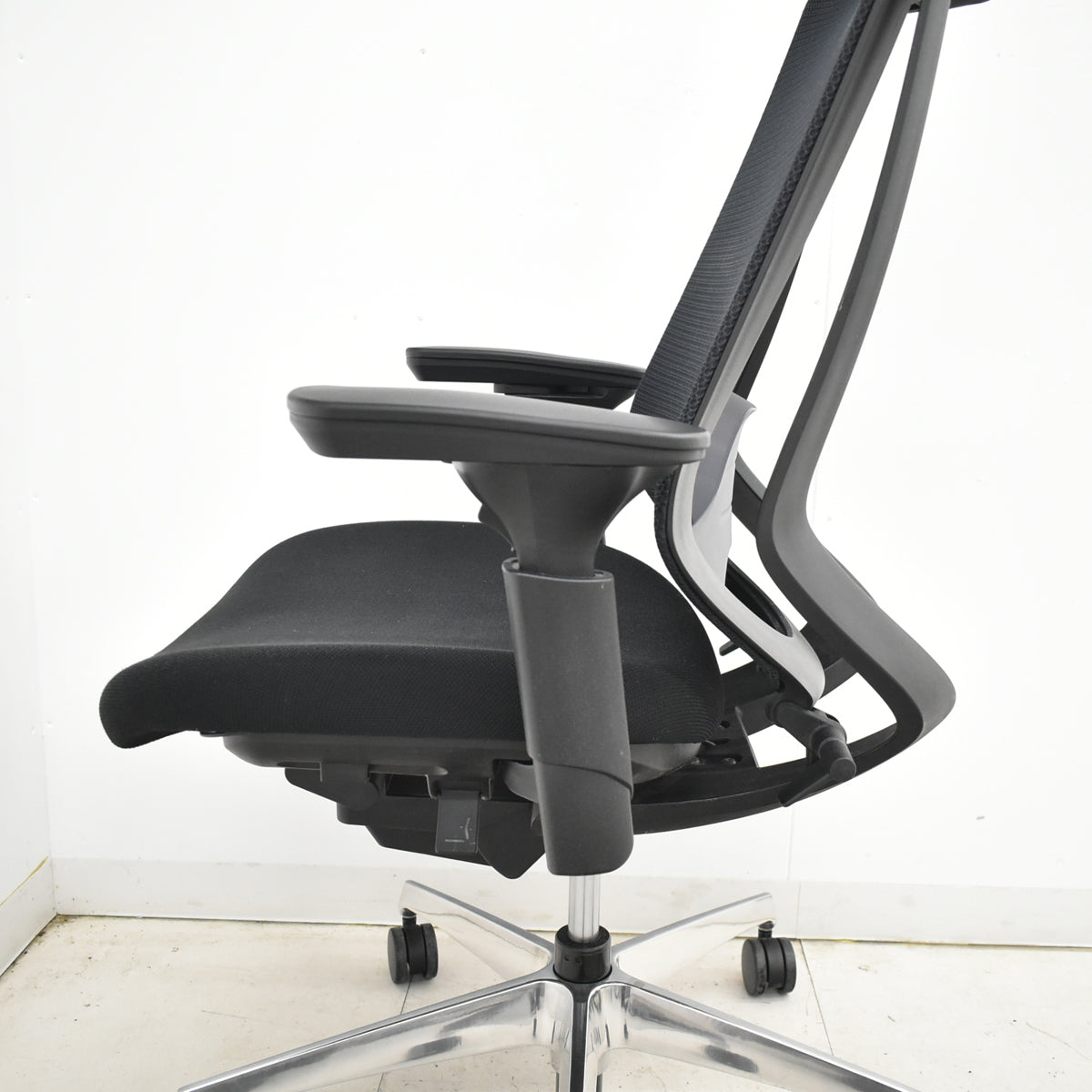 【中古】コクヨ　デュオラ　エクストラハイバック　可動ヘッドレスト　可動肘　クランクスライドアーム　ランバーサポート　ポリッシュ　ブラック　2025121802【中古オフィス家具】