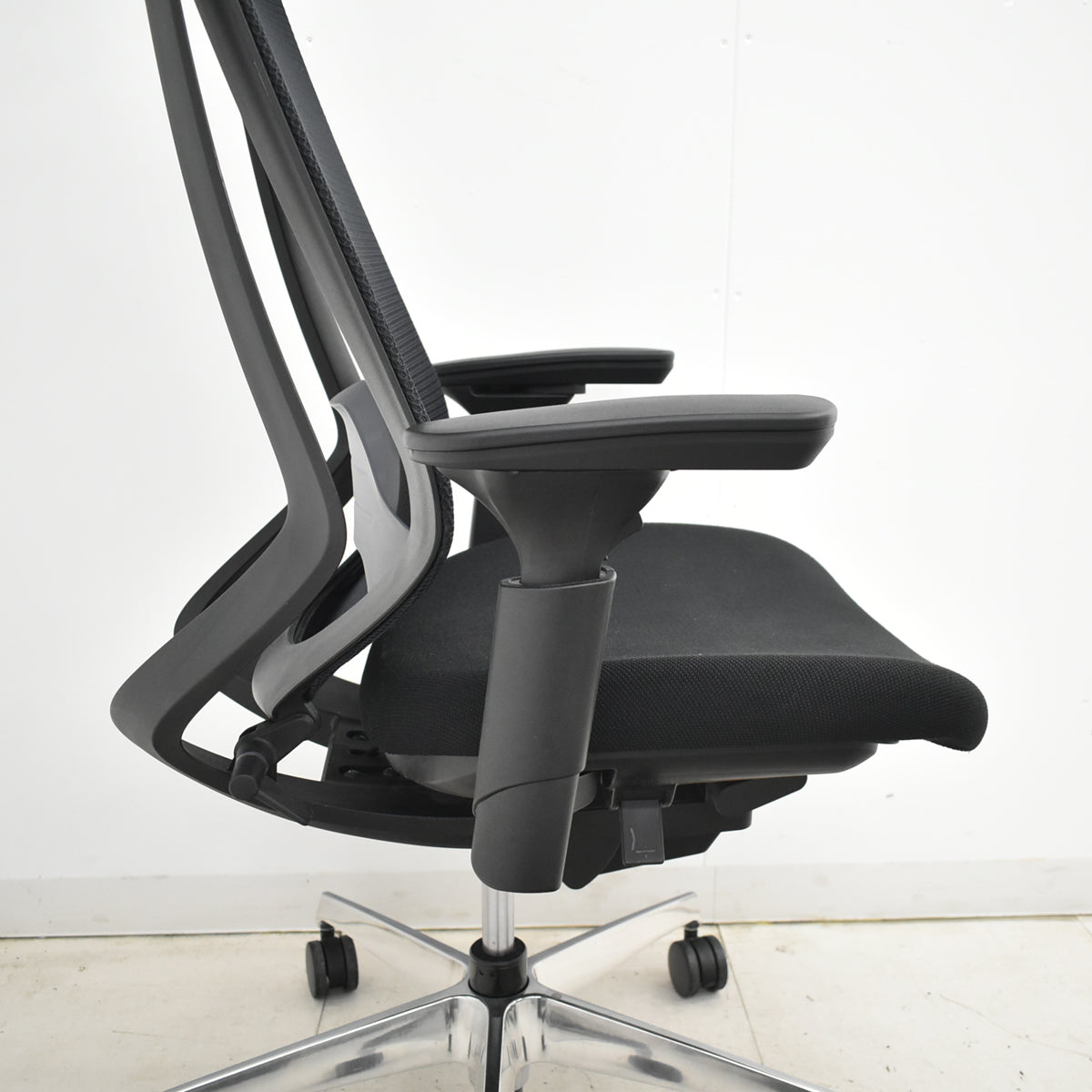 【中古】コクヨ　デュオラ　エクストラハイバック　可動ヘッドレスト　可動肘　クランクスライドアーム　ランバーサポート　ポリッシュ　ブラック　2025121802【中古オフィス家具】