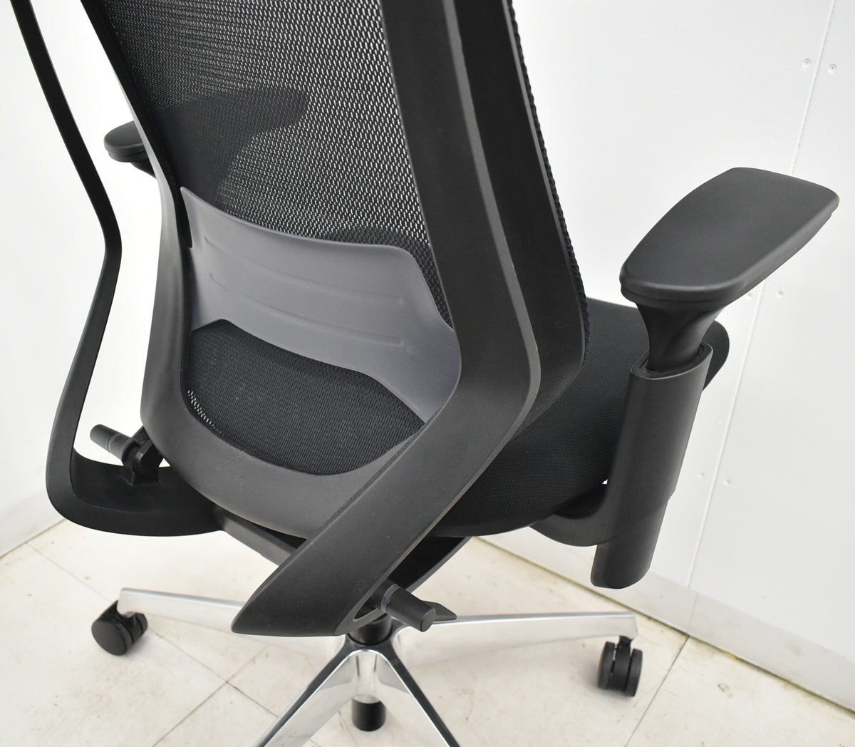 【中古】コクヨ　デュオラ　エクストラハイバック　可動ヘッドレスト　可動肘　クランクスライドアーム　ランバーサポート　ポリッシュ　ブラック　2025121802【中古オフィス家具】