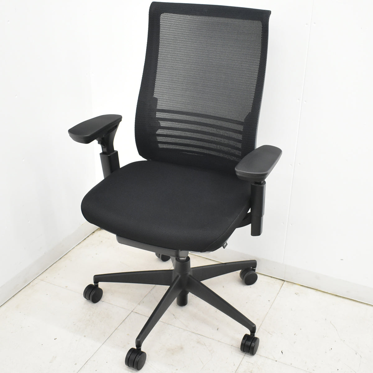 【中古】コクヨ　ベゼル　可動肘　ウェーブモーションサポート　 ブラック　2025121803【中古オフィス家具】