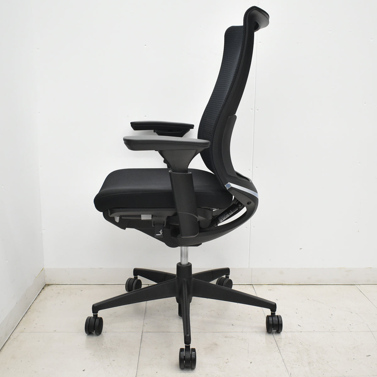 【中古】コクヨ　ベゼル　可動肘　ウェーブモーションサポート　 ブラック　2025121803【中古オフィス家具】