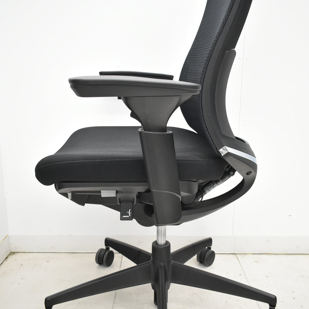 【中古】コクヨ　ベゼル　可動肘　ウェーブモーションサポート　 ブラック　2025121803【中古オフィス家具】