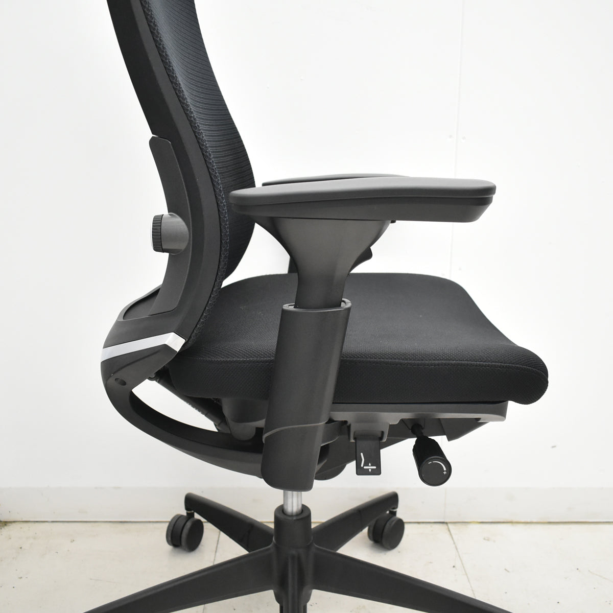 【中古】コクヨ　ベゼル　可動肘　ウェーブモーションサポート　 ブラック　2025121803【中古オフィス家具】