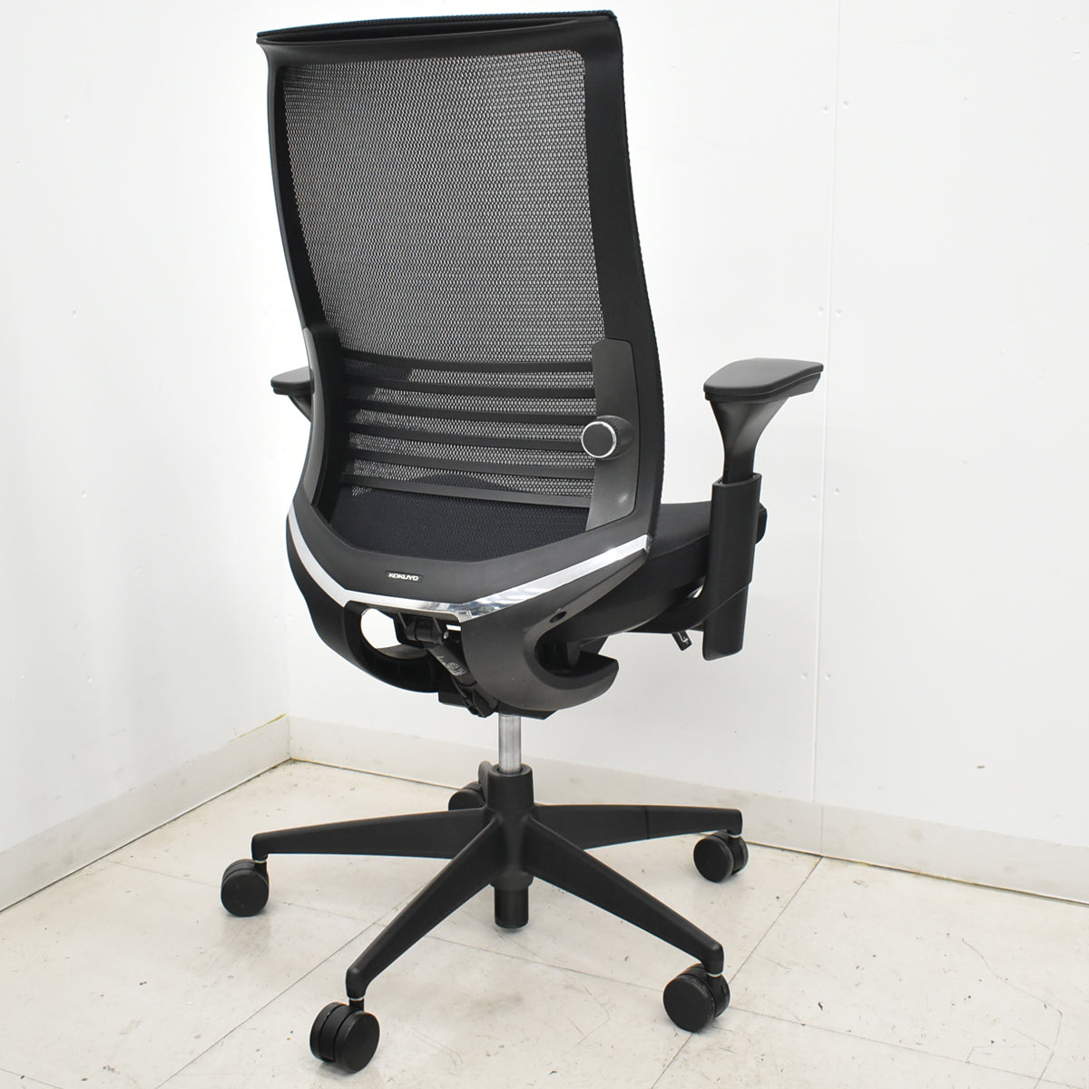 【中古】コクヨ　ベゼル　可動肘　ウェーブモーションサポート　 ブラック　2025121803【中古オフィス家具】