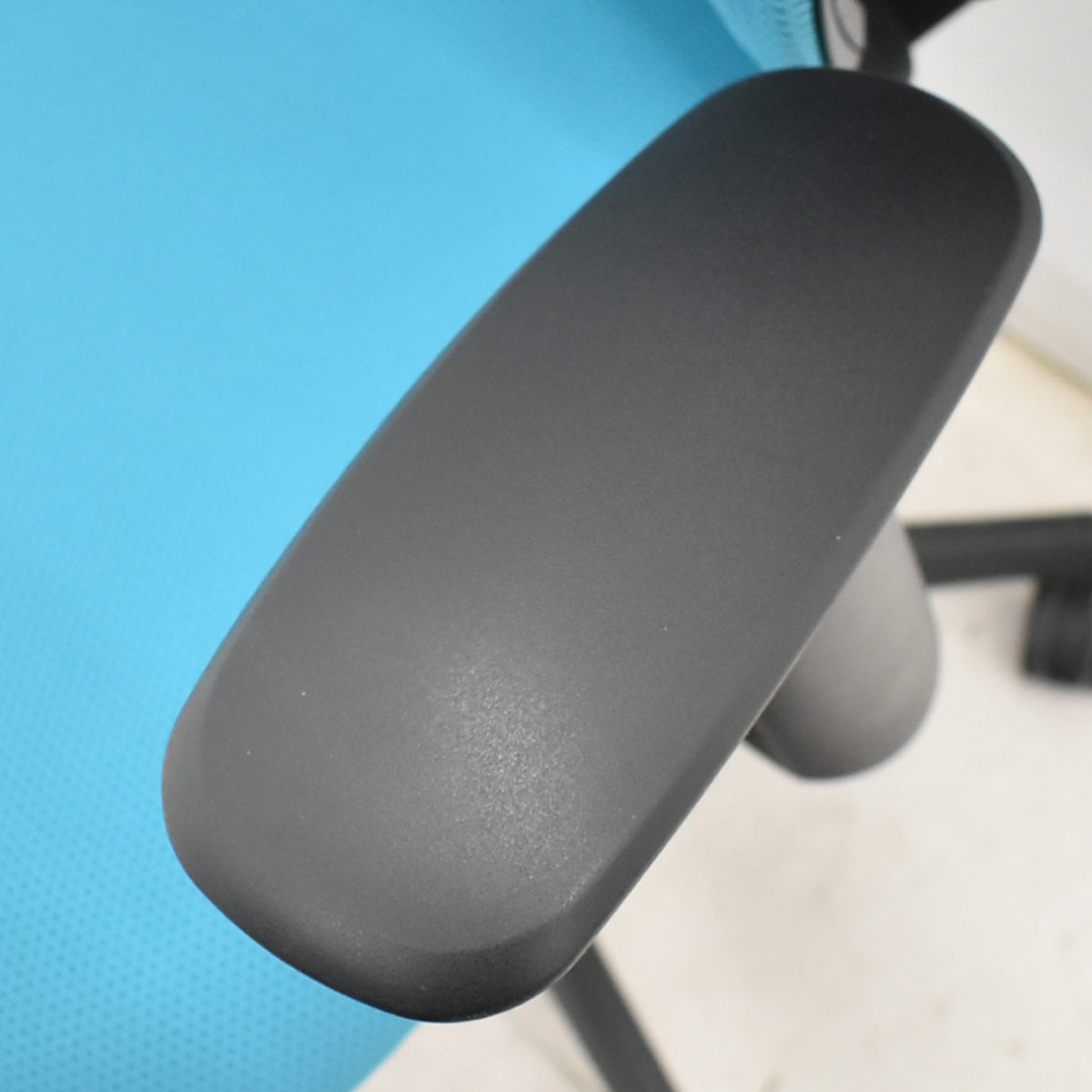 【中古】オカムラ　シルフィー　ハイバック　可動肘　バックカーブアジャスト　前傾機能　ハンガー　ブルーグリーン　2025121805【中古オフィス家具】