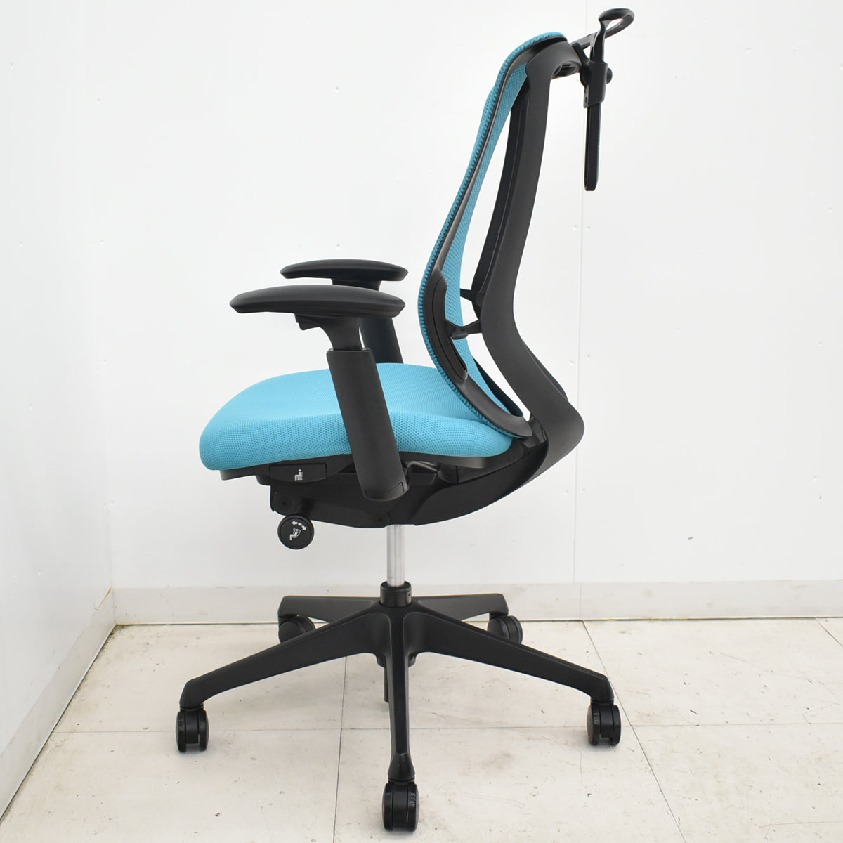 【中古】オカムラ　シルフィー　ハイバック　可動肘　バックカーブアジャスト　前傾機能　ハンガー　ブルーグリーン　2025121805【中古オフィス家具】