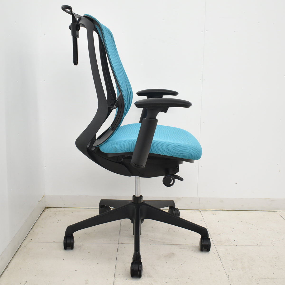 【中古】オカムラ　シルフィー　ハイバック　可動肘　バックカーブアジャスト　前傾機能　ハンガー　ブルーグリーン　2025121805【中古オフィス家具】