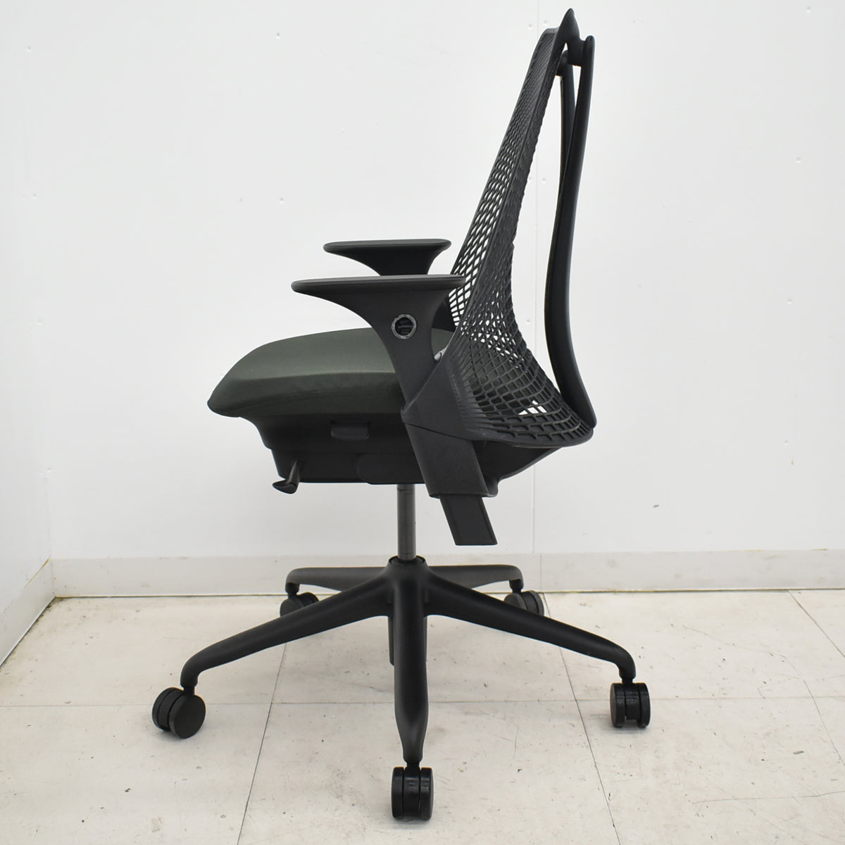 【中古】ハーマンミラー　セイルチェア　可動肘　前傾機能　2017年製　オリーブ　2025121806【中古オフィス家具】