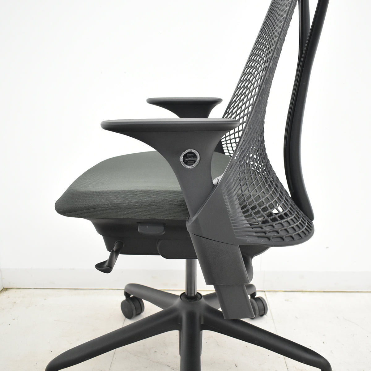 【中古】ハーマンミラー　セイルチェア　可動肘　前傾機能　2017年製　オリーブ　2025121806【中古オフィス家具】