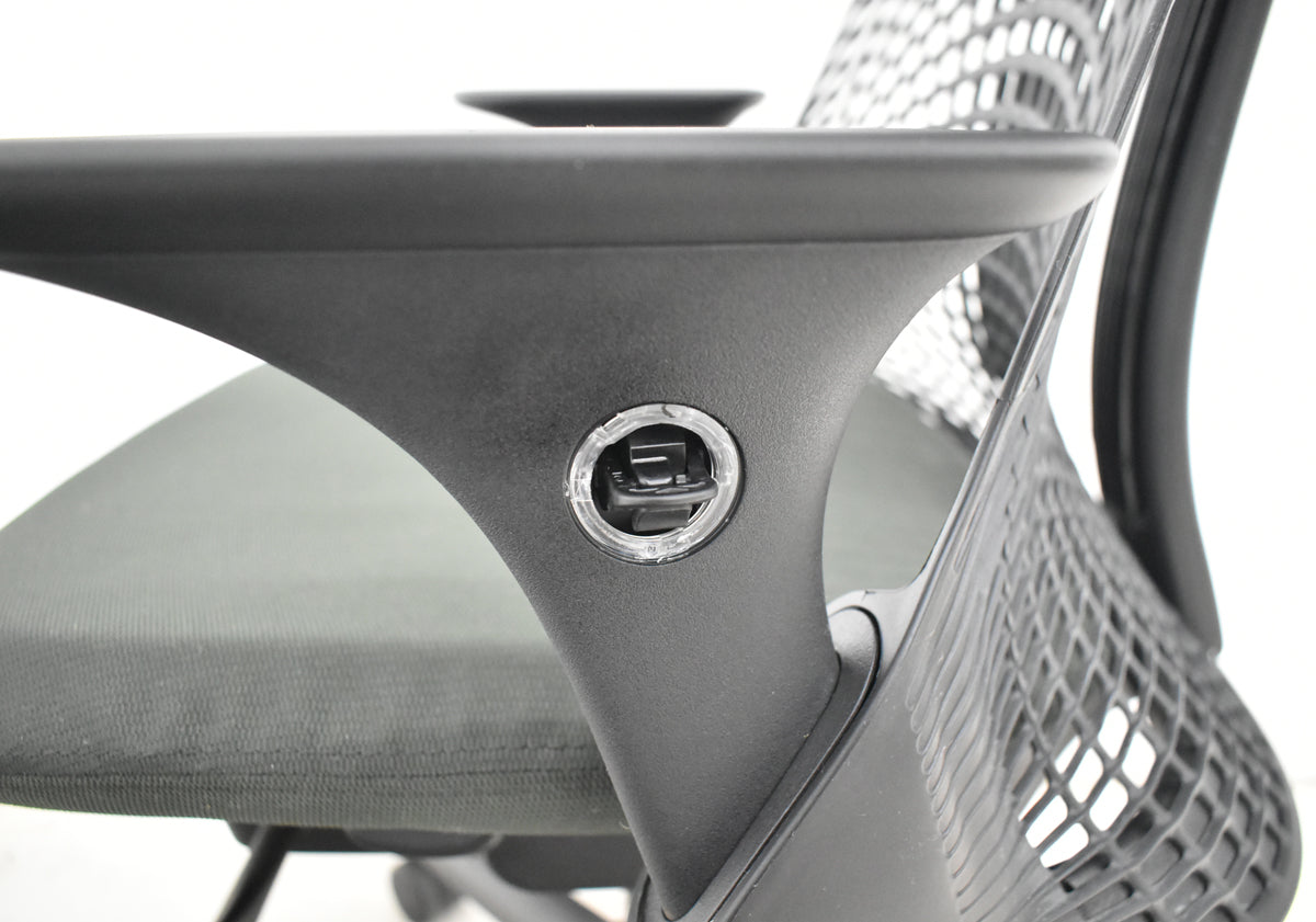 【中古】ハーマンミラー　セイルチェア　可動肘　前傾機能　2017年製　オリーブ　2025121806【中古オフィス家具】