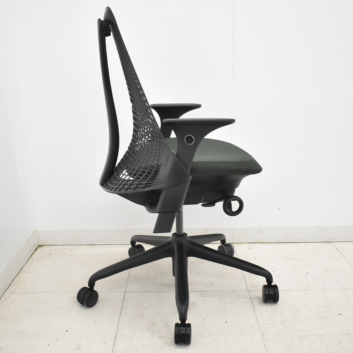 【中古】ハーマンミラー　セイルチェア　可動肘　前傾機能　2017年製　オリーブ　2025121806【中古オフィス家具】