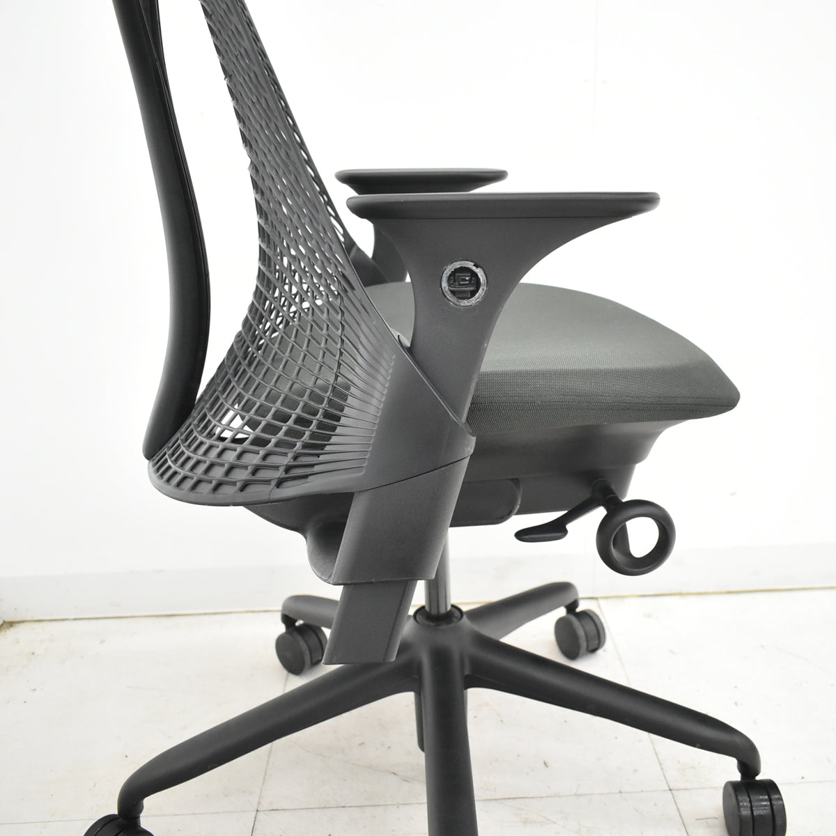 【中古】ハーマンミラー　セイルチェア　可動肘　前傾機能　2017年製　オリーブ　2025121806【中古オフィス家具】