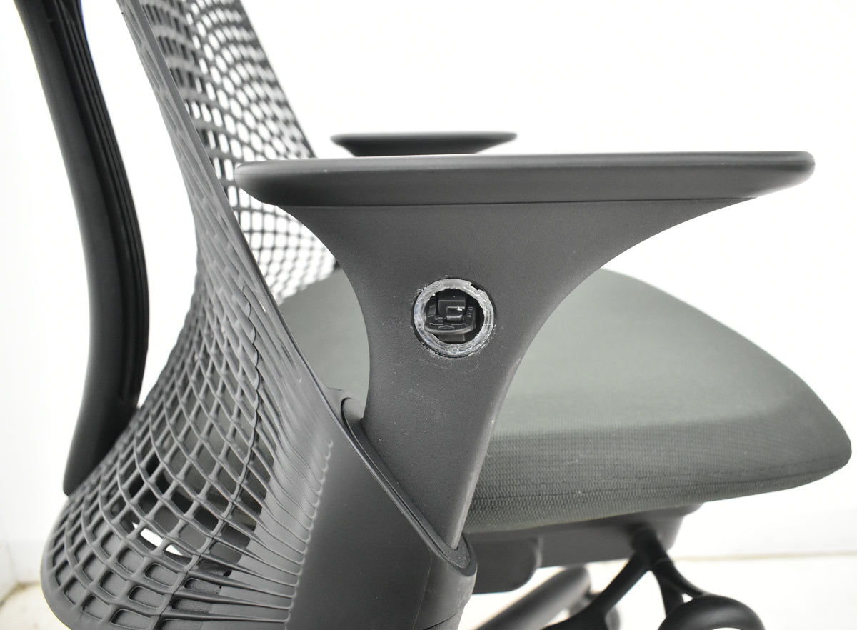 【中古】ハーマンミラー　セイルチェア　可動肘　前傾機能　2017年製　オリーブ　2025121806【中古オフィス家具】