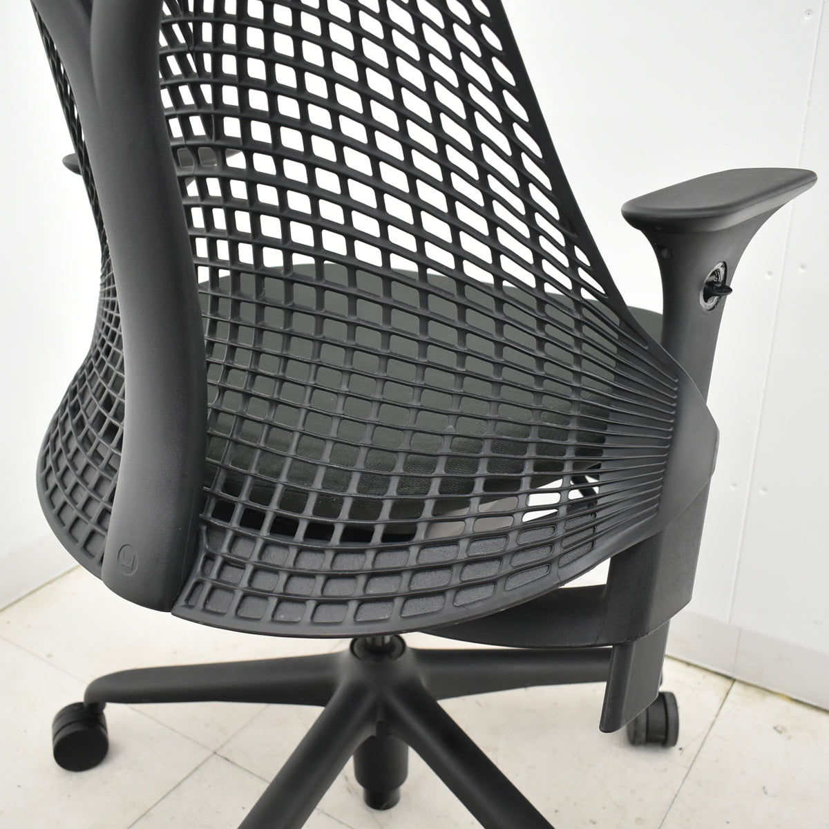 【中古】ハーマンミラー　セイルチェア　可動肘　前傾機能　2017年製　オリーブ　2025121806【中古オフィス家具】