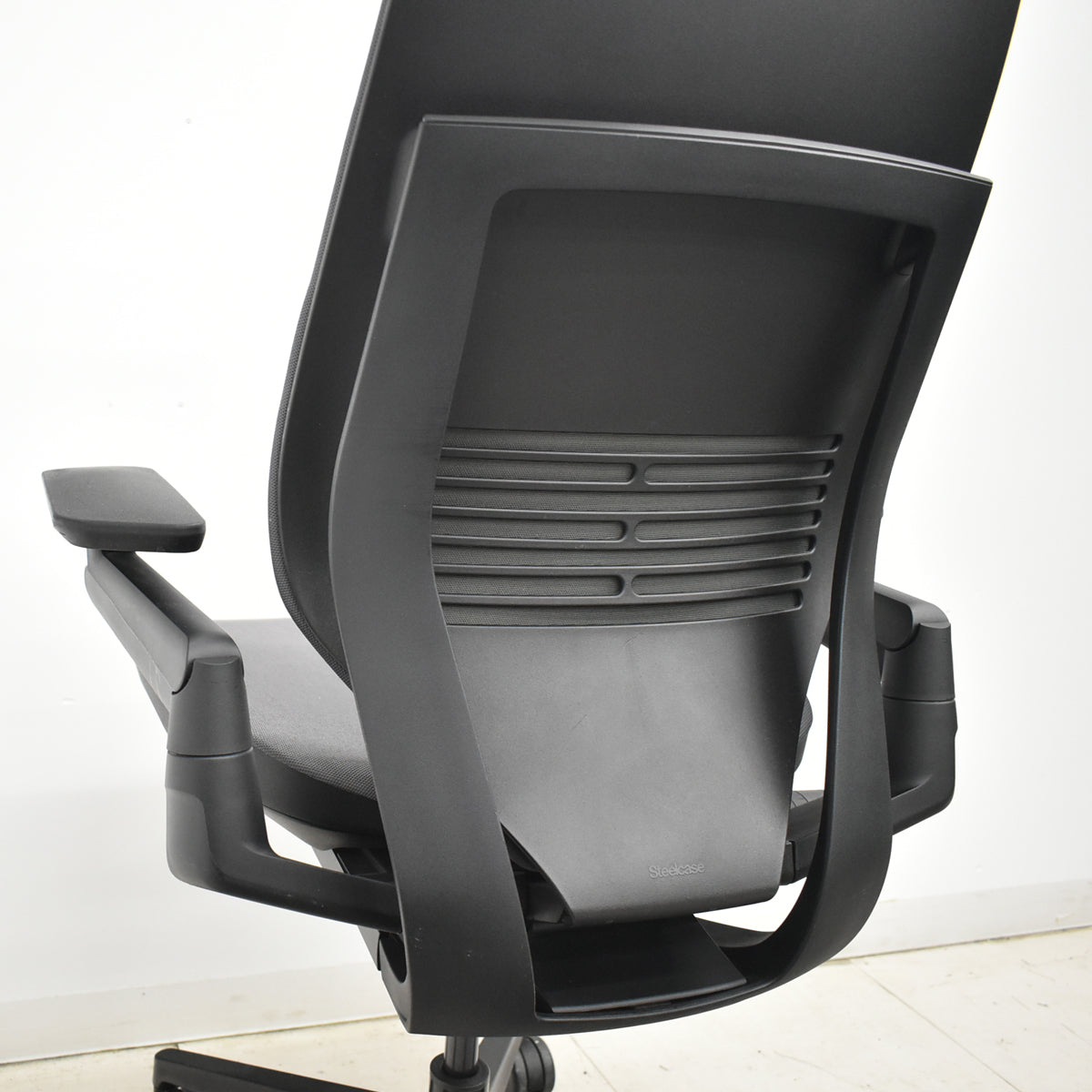 【中古】スチールケース　Gesture　ジェスチャー　可動肘　グレー　2025121901【中古オフィス家具】