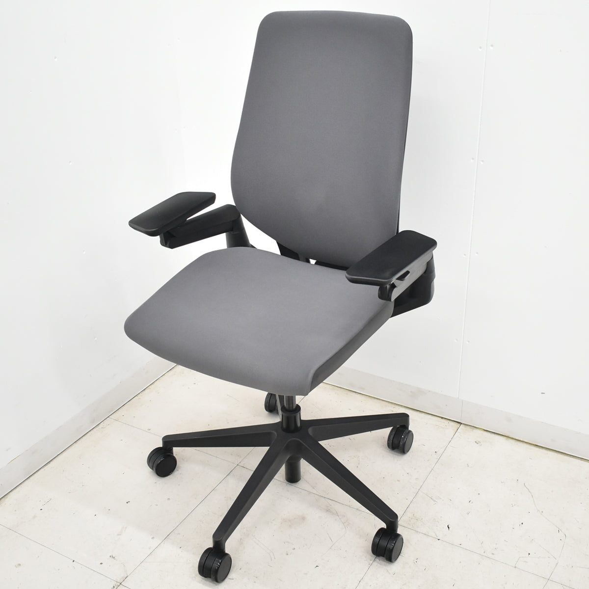 【中古】スチールケース　Gesture　ジェスチャー　可動肘　グレー　2025121901【中古オフィス家具】